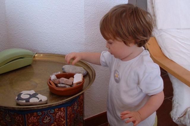 DSCF0043
Almuñecar - Amaia just couldn't keep her hands off the pretty stones in the dish
