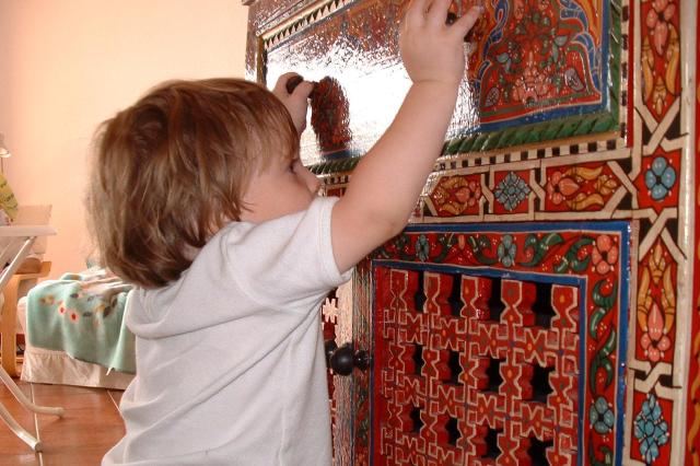 DSCF0044
Almuñecar - Amaia also loved the beautiful cabinet with all its drawers and doors