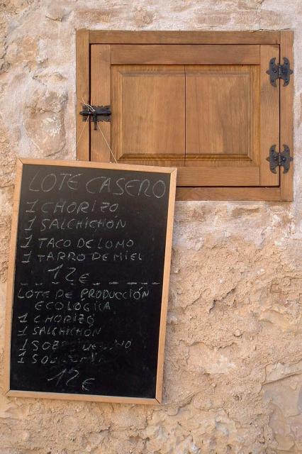 Burgos0903-42
Pedraza de la Sierra - menu on side of building