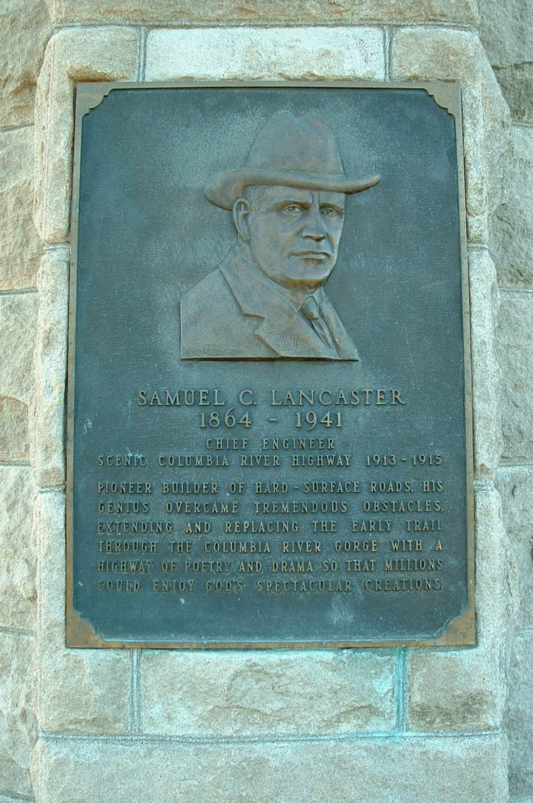 Columbia River Gorge-13 Plaque on side of monument building